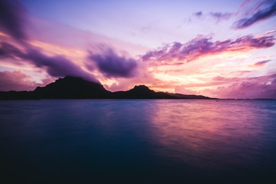 近水山体低角度摄影